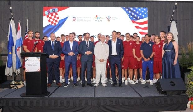 În fața echipei naționale condusă de căpitanul Luka Modric, actorul american John Malkovich a primit pașaport croat