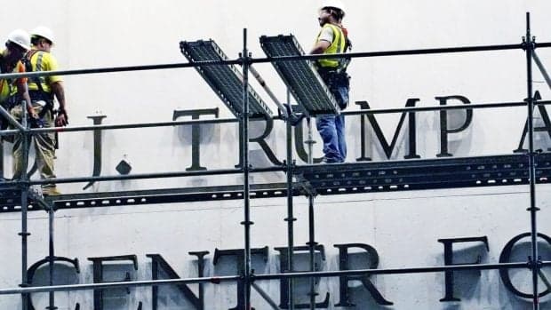Numele lui Donald Trump, eliminat de pe clădirea Centrului Kennedy din Washington, după decizia instanței