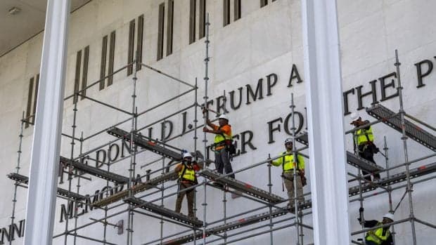 Numele lui Donald Trump a fost îndepărtat de pe fațada Centrului Kennedy, după un nou eșec în instanță al președintelui american