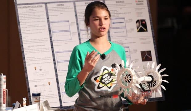 O adolescentă a construit cu doar 10 euro un generator care transformă mișcarea oceanului în energie curată
