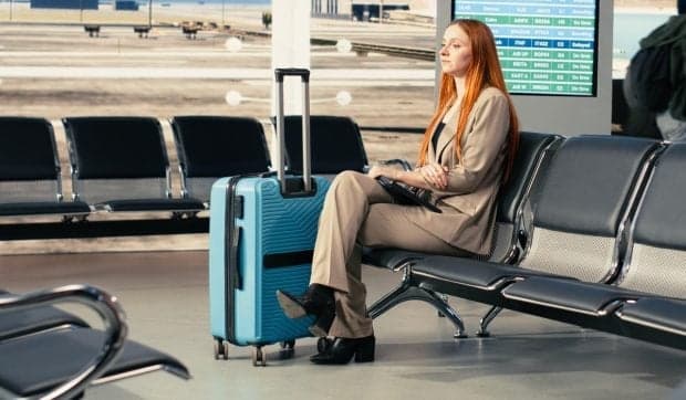 O româncă fără bani și care nu știa engleză, abandonată de soț pe un scaun, într-un aeroport din Marea Britanie