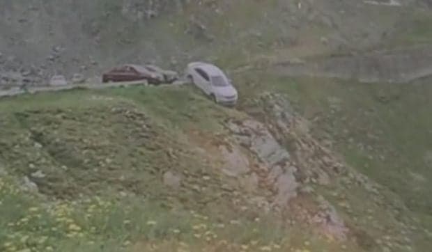 O șoferiță a rămas fără mașină pe Transfăgărășan pentru un selfie: a privit neputincioasă cum autoturismul se face praf