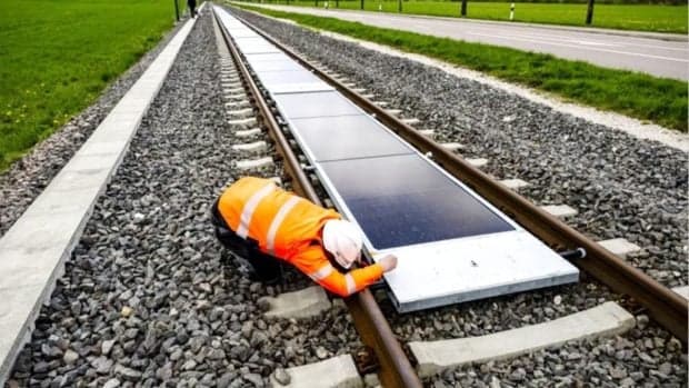 Panouri solare, pe șinele de tren. Cât curent produce soluția inovatoare și cum au rezistat panourile sub 11.000 de trenuri, în Elveția