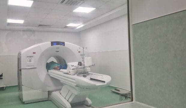 Pacienții români nu mai sunt trimiși în străinătate pentru PET-CT PSMA, investigația care „vânează” celulele tumorale. Tehnologie disponibilă într-un spital de stat gratuit