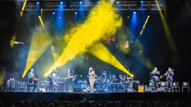 Storm Large, solista formației Pink Martini, despre momentul când a cântat prima dată în România melodia Mariei Tănase „Până când nu te iubeam”: „Nu voi uita niciodată reacția publicului”