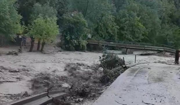Cum a arătat viitura din Prahova care a blocat sute de oameni în case