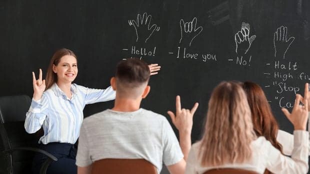 Cum poți învăța limba semnelor române pentru a ajuta comunitatea surzilor. Primul curs din România. Florica Iuhaș: „Mi s-a părut normal ca făcând parte din comunitate să încerc să îi ajut cumva”