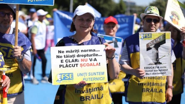 Profesorii ies în stradă și cer anularea măsurilor de austeritate: cadrele didactice cu experiență vor părăsi învățământul, dacă legea salarizării nu se schimbă