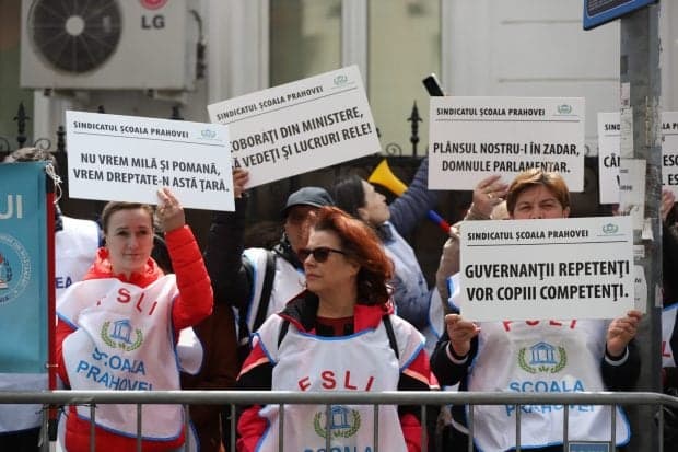 Sindicatele din Educație pichetează, mâine, Palatul Parlamentului. Profesorii vor depune peste 160.000 de semnături pentru anularea Legii Bolojan
