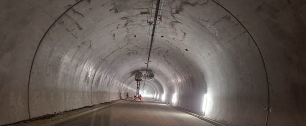 Cum se trece pe sub dealul Momaia, pe secțiunea 4 Tigveni – Curtea de Argeș, pe A1. E beton rutier pe toată lungimea tunelului de 1.350 de metri