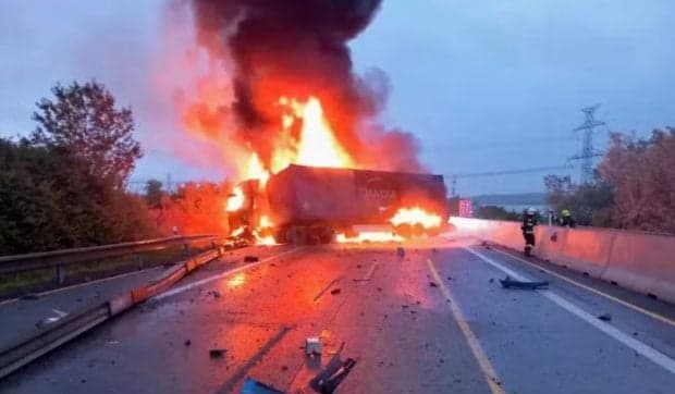 Un șofer român de TIR și unul maghiar au murit în camioanele lor, care au luat foc după ce s-au ciocnit pe o autostradă din Cehia