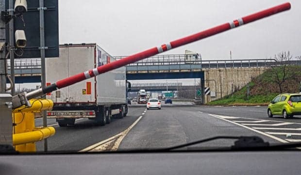Cum furau angajații de la autostrăzi banii șoferilor, la stațiile de taxare. Pagubă de peste 1.000.000 de euro, în Italia