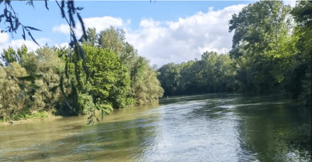 Un teren pentru o casă de vacanță pe malul unui râu din Serbia se vinde cu 1.000 de euro pe hectar