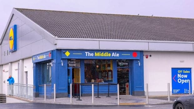 Primul pub Lidl s-a deschis cu scandal: „A fost rugat politicos să părăsească incinta”