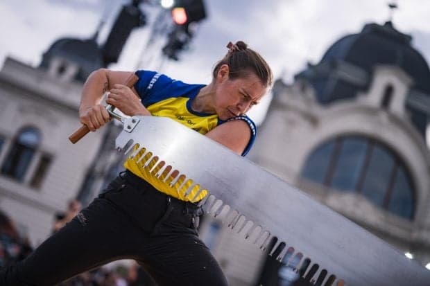 Au intrat în ring și au scris istorie cu toporul. Cei mai buni tăietori de lemne au făcut spectacol la Budapesta