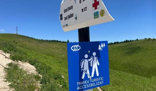 Primul traseu montan pentru nevăzători din România a fost inaugurat: cum arată poteca adaptată din Masivul Ciucaș