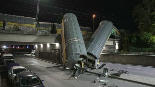 Un tren de marfă a căzut de pe un pod direct pe șosea, după ce s-a ciocnit cu un alt tren. O persoană este grav rănită, în München
