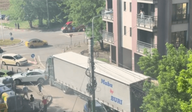 Un TIR scăpat de sub control a făcut prăpăd la Constanța: oamenii au vrut să-l linșeze pe șofer, poliția a dat cu spray lacrimogen