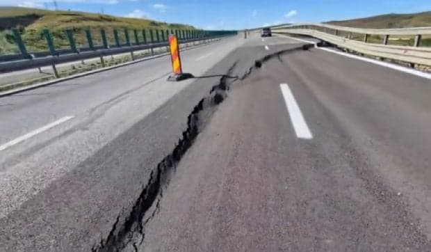 Trafic închis pe 17 kilometri din Autostrada A10 Sebeș-Turda din cauza unei alunecări de teren. Pe unde vor fi deviați șoferii