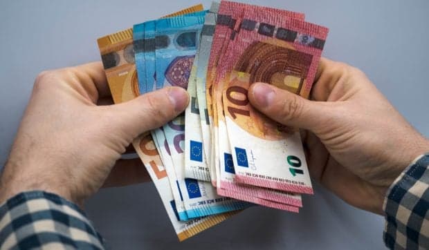 Un angajat a primit aproape 14.000 de euro despăgubire după ce a fost concediat imediat ce a intrat în concediu medical