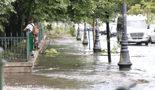 Ciprian Ciucu, prima reacție după inundațiile din București: „Apa de ploaie trebuie dusă în Dâmbovița, și nu în canalizare. Canalizarea nu face față”