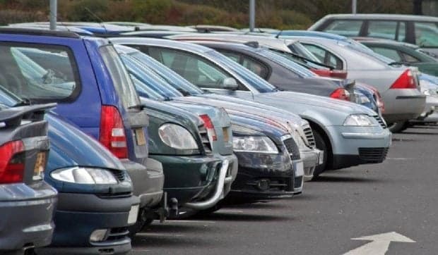 Merită să plătești 593 de lei pe an pentru parcarea din Sectorul 4? Ce primești, ce nu primești și unde poți parca de fapt
