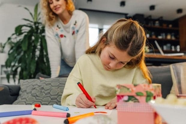 Cum îi ajuți pe copii să își păstreze interesul pentru activitățile de după școală?