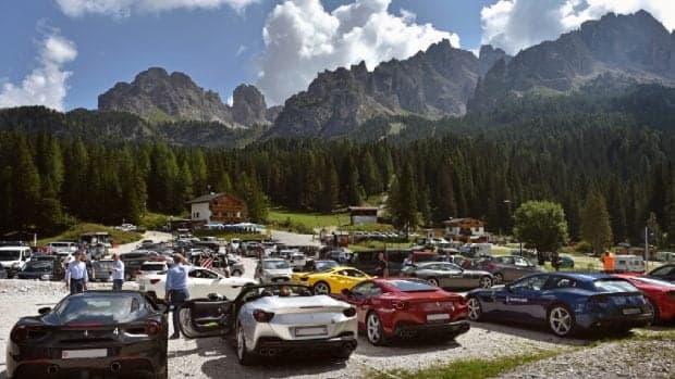 Plimbările prin munții Dolomiți au ajuns atât de populare încât italienii vor recurge la polițiști pentru a-i controla pe turiști