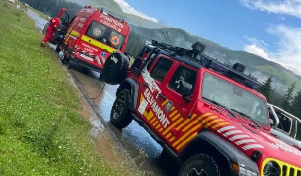 Femeie lovită de trăsnet la Padina, pe munte, găsită de salvamontiști conștientă și cu răni pe față