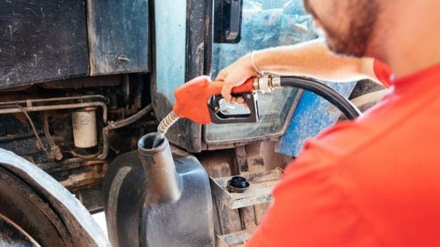 Motorină fără acciză direct de la pompă, pentru fermieri. Legea nouă care îi scapă de dosare pentru banii de la stat