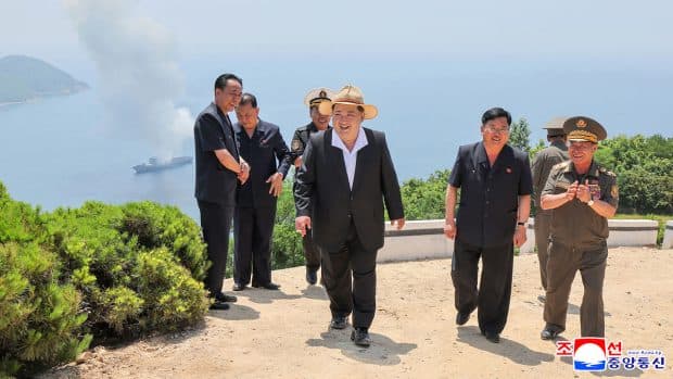 Kim Jong-un a inspectat distrugătorul Kang Kon de 5.000 de tone. Coreea de Nord anunță teste cu rachete și război electronic