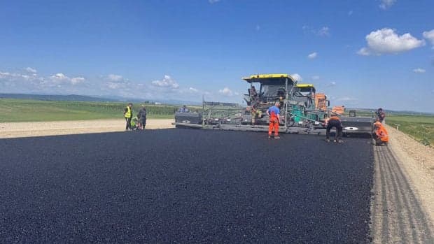 Autostrada Bacău – Pașcani intră pe ultima sută de metri, dar termenul din 2026 începe să se clatine