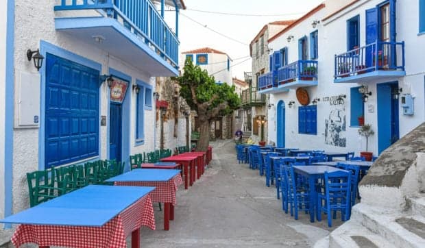 Insula superbă din Grecia unde turiștii nu se îngrămădesc și prețurile sunt mici: are doar două orașe și peisaje de vis
