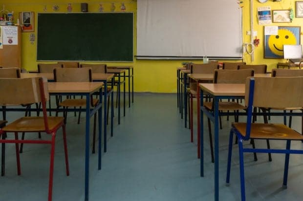 Cum scade plata cu ora la profesori de la 1 iulie: formula de calcul modificată de noul salariu minim