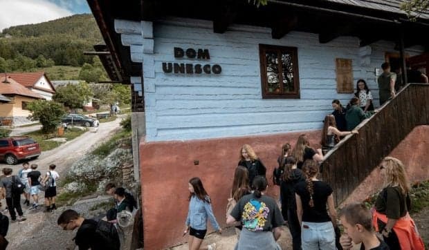 Satul cu doar 17 locuitori care a fost invadat de 100.000 de turiști vrea să pună barieră la intrare: „Ce e aici, grădină zoologică?!”