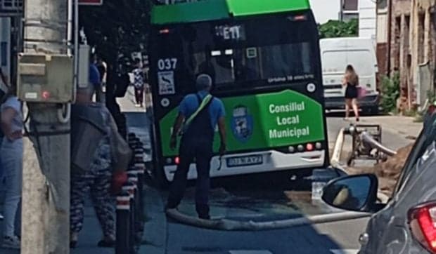 Strada s-a surpat sub un autobuz de transport în comun și traficul a fost blocat în centrul orașului Craiova