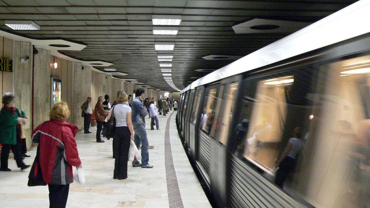 Haos la metroul din București: Călătorii, evacuați dintr-un tren. Motivul pentru care a fost retras din circulație