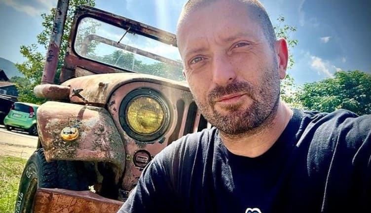 Cheloo, internat la psihiatrie după ce s-a tăiat la gât și s-a luat la bătaie cu polițiștii. Cum a pornit conflictul