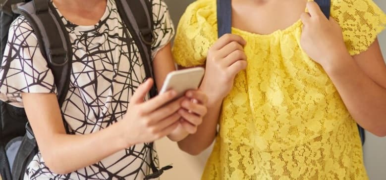 Este interzis prin lege. Elevii nu mai pot folosi telefoanele în școli