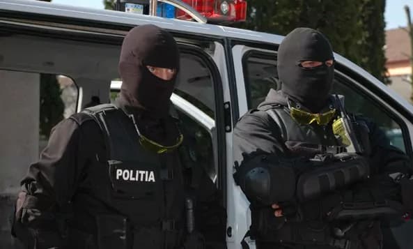 14 persoane au fost reținute după 25 de percheziții în trei județe. Polițiștii cercetează fapte de violență și distrugere