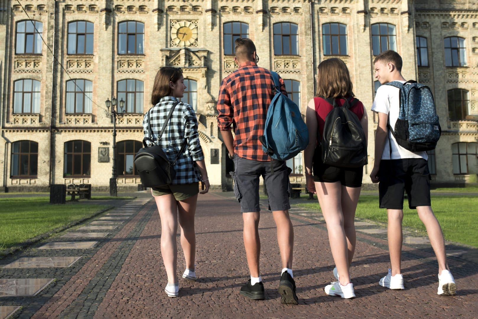 Mii de studenți români, loviți de scandalul burselor din Marea Britanie. Ce sume li se cer înapoi
