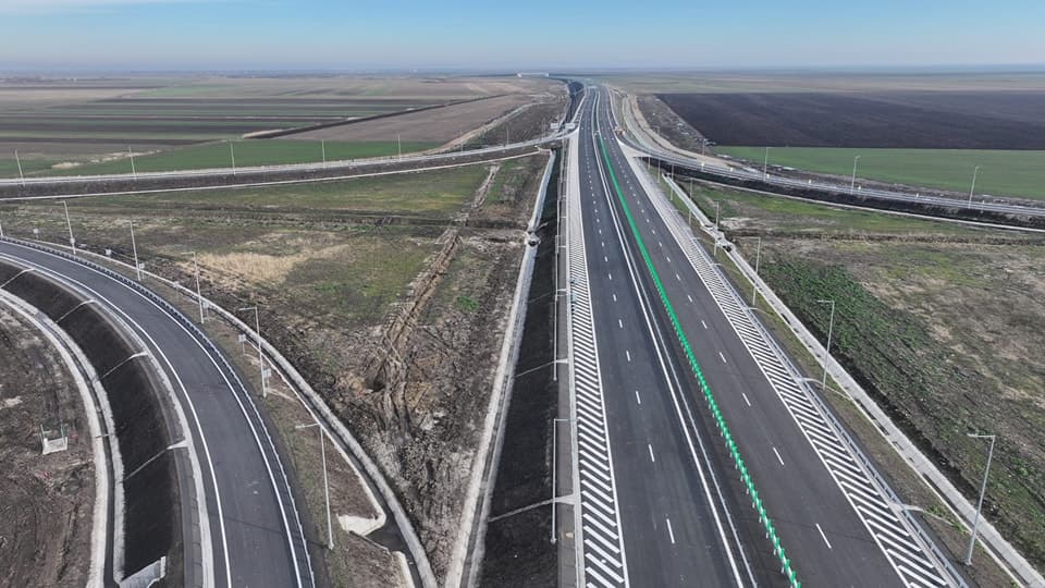 Cea mai grea secțiune a Autostrăzii Sibiu–Pitești prinde contur. Constructorii lucrează la trei tuneluri, dar așteaptă avizele (VIDEO)