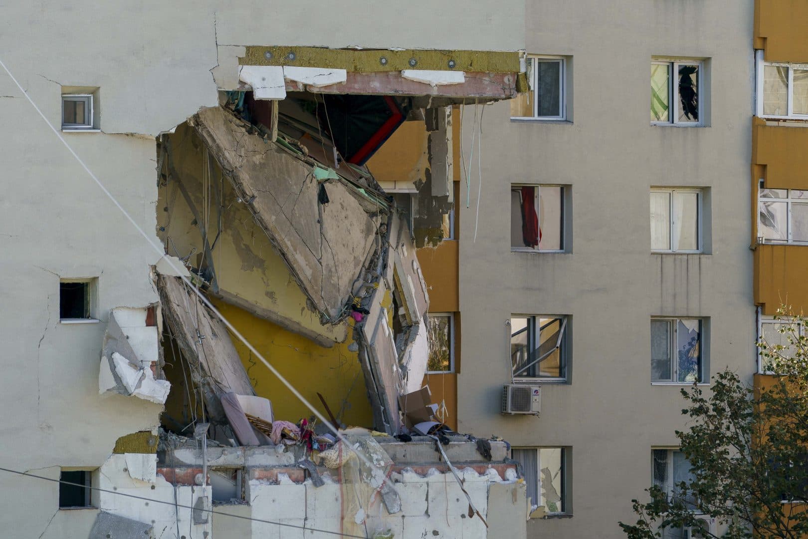 Au trecut 6 luni de la explozia blocului din Rahova. Drama locatarilor din Sectorul 5, care au rămas doar cu declarațiile din partea autorităților. Aceștia au ieșit să protesteze: „Nu s-a schimbat absolut nimic”