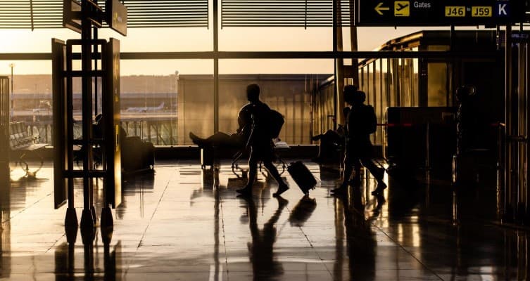 UE pregătește noi drepturi pentru pasagerii aerieni. Ce se schimbă pentru întârzieri și anulări