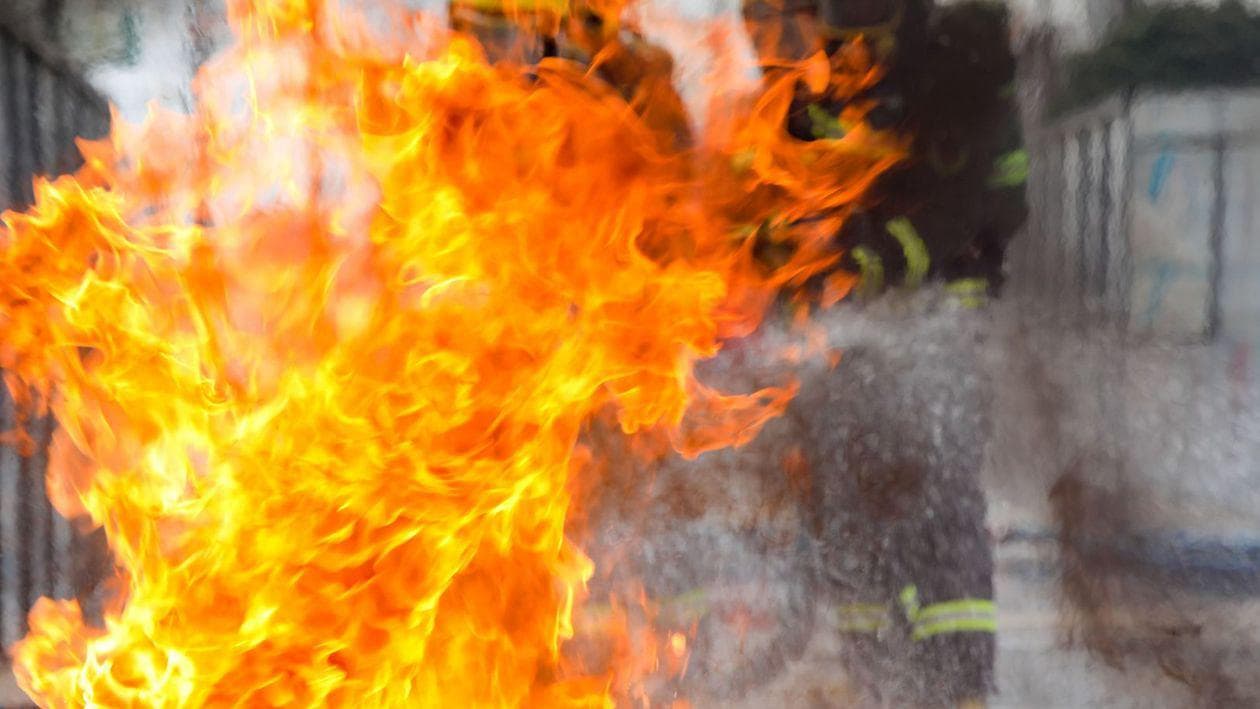 (VIDEO) Incendiu devastator într-un restaurant din Delhi. Cel puțin 21 de oameni au murit într-o clădire cu hotel la etaj