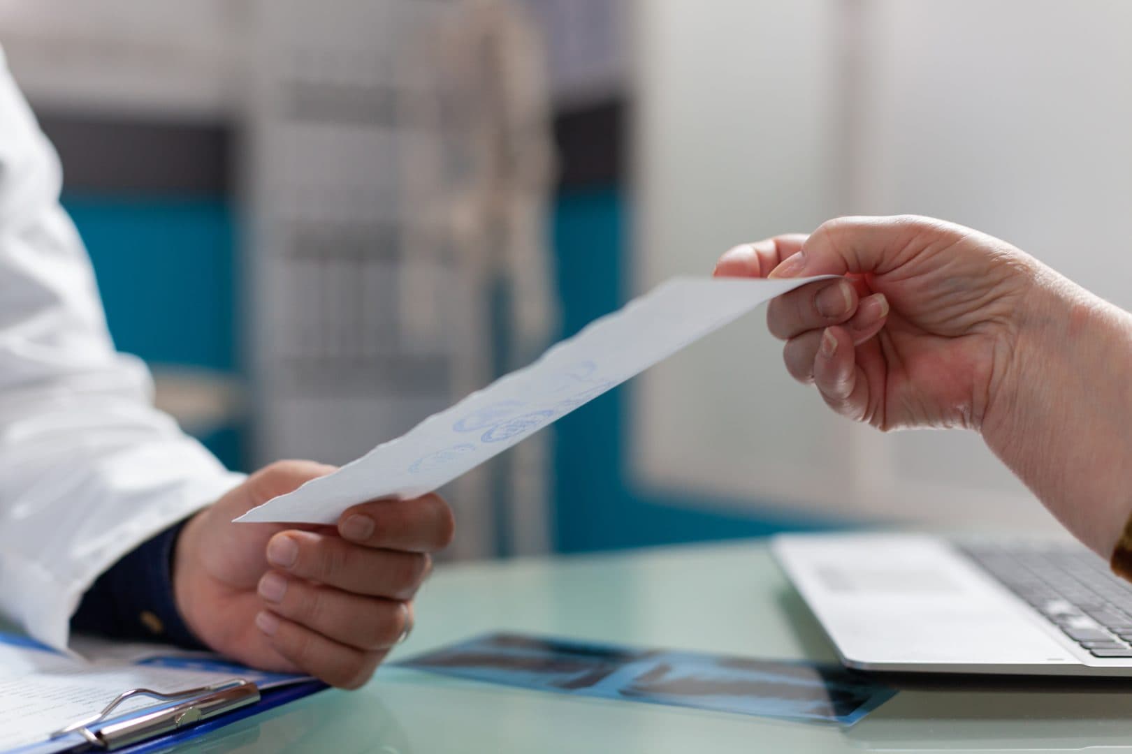 Românii amână vizita la medic și aleg tratamentele acasă. Ce arată cel mai nou studiu despre relația cu sistemul sanitar