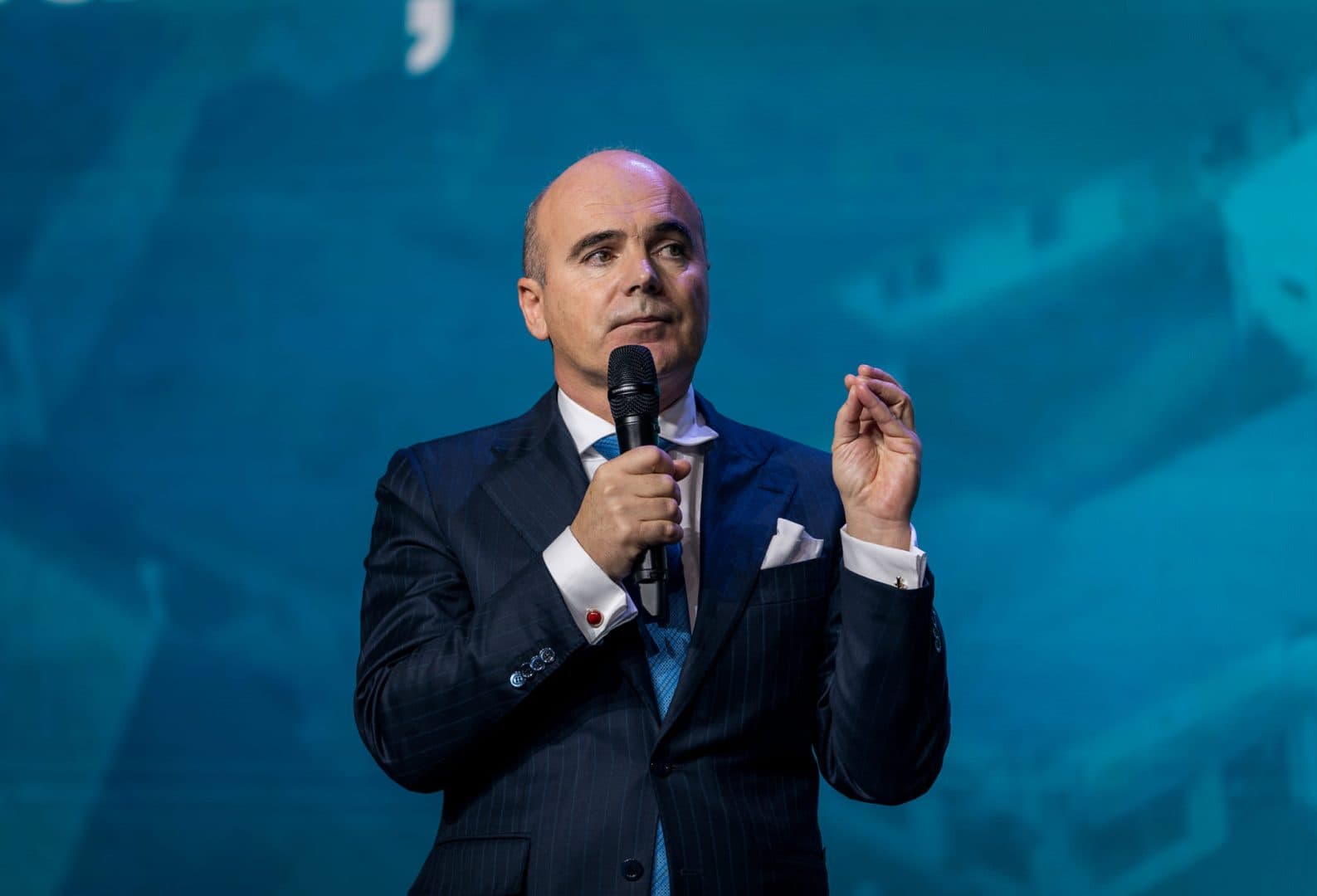 Rareș Bogdan acuză Bruxelles-ul că alungă fabricile spre SUA. „Noi cu regulile, ei cu banii”