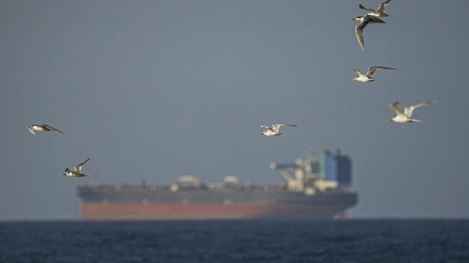 Incident armat în Strâmtoare Ormuz. Petrolier lovit de proiectile necunoscute în largul Emiratelor Arabe Unite