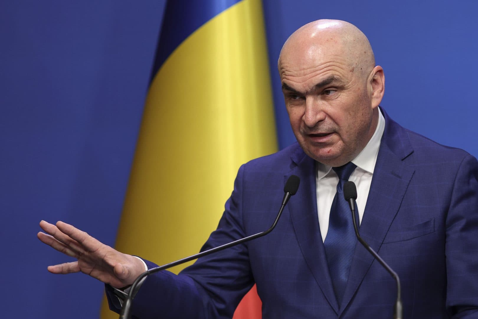 Cu cine împărțea Bolojan, „pe un șervețel și cu un pix”, banii din fondul de rezervă. Acuzațiile aduse de liderul senatorilor PSD