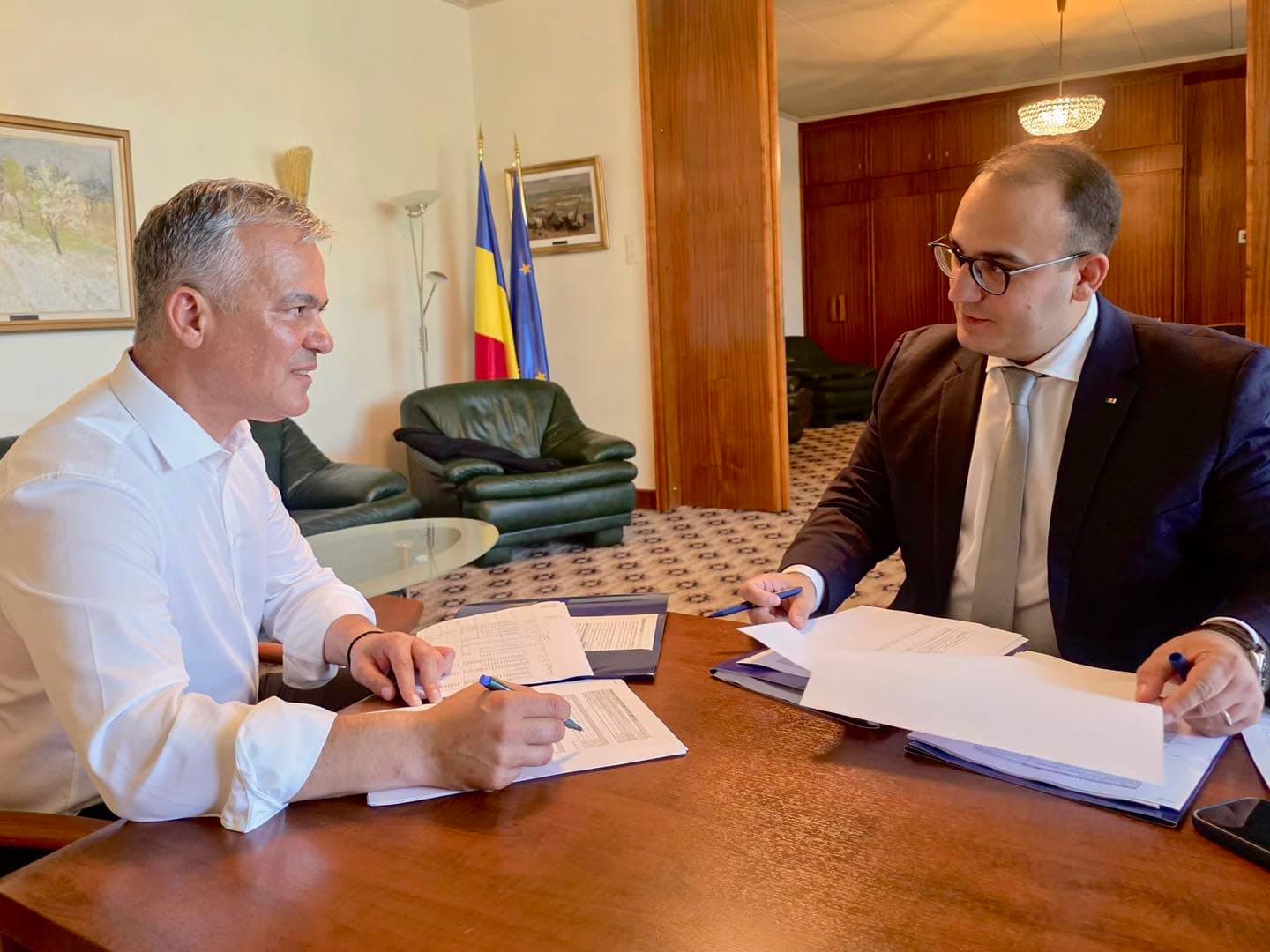 Adrian Veștea îl prezintă pe viitorul ministru al Investițiilor chiar înainte de Congresul extraordinar al PNL